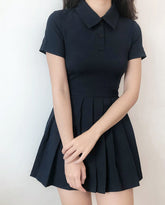 Plissiertes, schmales Freizeitkleid mit Polokragen